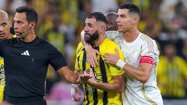 Pemain Al Nassr, Cristiano Ronaldo (kanan) mencoba meredam emosi dari pemain Ittihad FC, Karim Benzema pada laga lanjutan Liga Arab Saudi di King Abdullah Sports City, Jeddah, Arab Saudi, Sabtu (07/12/2024) dini hari WIB. (AFP)