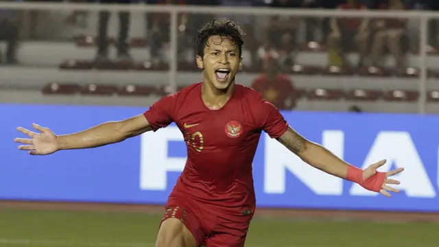 Osvaldo Haay. Pemain sayap berusia 23 tahun ini punya kelebihan lewat akselerasinya menyusur pinggir lapangan bahkan mampu mencetak gol. Akibat minimnya suplai bola ke kakinya, akselerasinya nyaris tak terlihat dan gagal pula mengirmkan umpan matang ke para striker. (Bola.com/M Iqbal Ichsan)