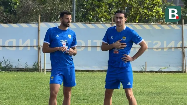 Striker anyar Persib Bandung, Andrew Jung (kanan) sudah terlihat menjalani latihan bersama rekan-rekannya di tim yang dilangsungkan di lapangan pendamping Stadion GBLA, Kota Bandung, Senin (8/9/2025). (Bola.com/Erwin Snaz)
