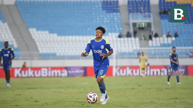 Fikri Arjidan dapat debut bersama Arema saat melawan Dewa united. (Bola.com/Iwan Setiawan)