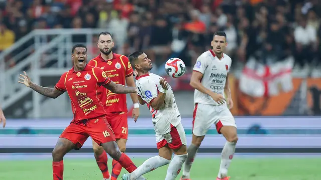 Alan Cardoso dan Jordi Amat mengganggu pergerakan Mirza Mustafic dalam laga pekan kelima BRI Super League antara Persija Jakarta melawan Bali United di Jakarta International Stadium (JIS), Minggu (14/9/2025). (Bola.com/M. Iqbal Ichsan).