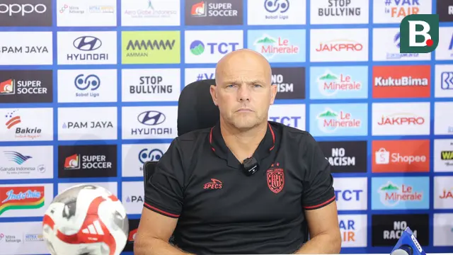 Pelatih Bali United, Johnny Jansen dalam laga pekan kelima BRI Super League 2025/2026 melawan Persija Jakarta di Jakarta International Stadium (JIS), Minggu (14/9/2025). (Bola.com/M. Iqbal Ichsan).