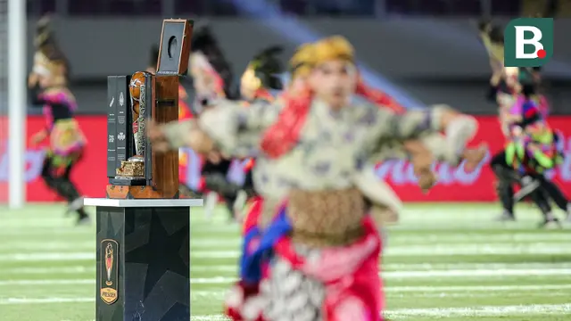 Trofi Piala Presiden 2024 ditampilkan saat pertunjukan tari kolosal dalam rangkaian acara penutupan Piala Presiden 2024 di Stadion Manahan, Solo, Minggu (4/8/2024). (Bola.com/Bagaskara Lazuardi)
