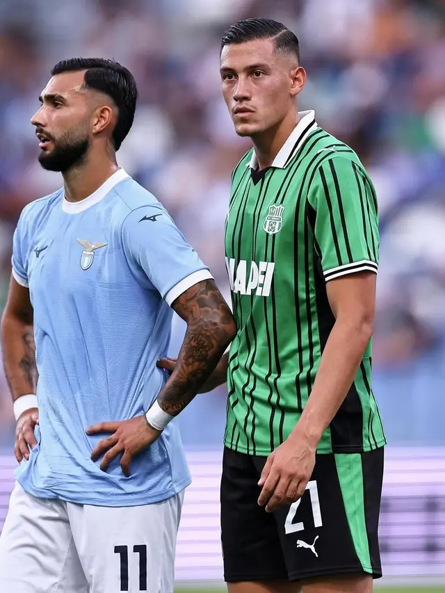 Bek Sasssuolo, Jay Idzes memberikan penjagaan ketat terhadap striker Lazio, Taty Castellanos dalam laga pekan ketiga Serie A 2025/2026 di Mapei Stadium, Minggu (14/9/2025). (Instagram Jay Idzes)