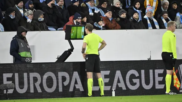 Wasit memberikan penalti lagi kepada FC Twente setelah pemeriksaan VAR (video assistant referee) selama pertandingan Liga Europa UEFA antara Malmoe FF dan FC Twente di Malmoe, pada 23 Januari 2025. (Johan NILSSON/KANTOR BERITA TT/AFP)