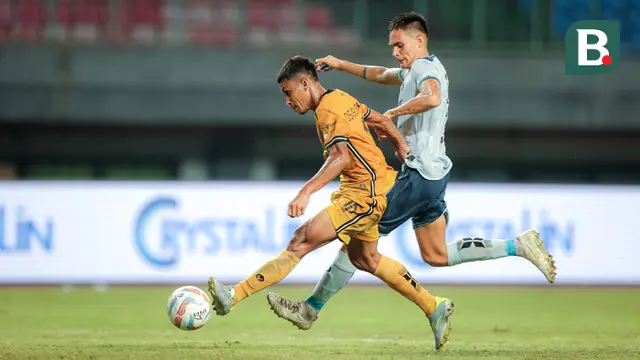 Osvaldo Haay (jersey gold) saat masih memperkuat Bhayangkara FC. (Bola.com/Bagaskara Lazuardi)