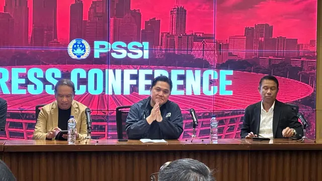 Ketua Umum PSSI Erick Thohir (tengah) didampingi Waketum PSSI Zainudin Amali (kiri) dan Sekjen PSSI Yunus Nusi saat menghadiri konferensi pers terkait update PSSI dan Timnas Indonesia di SUGBK, Senayan, Jakarta Pusat pada Selasa (16/9/2025) siang WIB. (Liputan6.com/Melinda Indrasari)