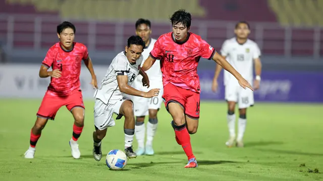 Pemain Timnas Indonesia U-23, Muhammad Rayhan Hannan (tengah) berebut bola dengan Jeong Jaesang (Korea Selatan) pada laga Kualifikasi Piala Asia U-23 2026 Grup J yang digelar di Stadion Gelora Deltra, Sidoarjo, Jawa Timur, Selasa (9/9/2025) malam WIB. (Bola.com/Abdul Aziz)