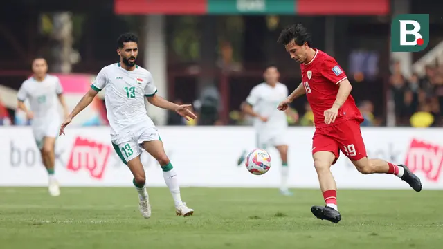 Pemain Timnas Indonesia, Thom Haye (kanan) menguasai bola di depan pemain Irak, Bashar Resan pada laga Grup F putaran kedua Kualifikasi Piala Dunia 2026 zona Asia di Stadion Utama Gelora Bung Karno (SUGBK), Senayan, Jakarta, Kamis (6/6/2024). (Bola.com/M Iqbal Ichsan)