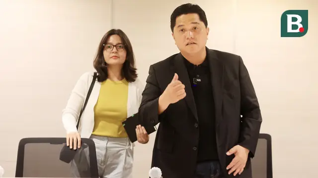 Ketua umum PSSI, Erick Thohir didampingi wakil ketua Ratu Tisha, bersiap meninggalkan lokasi setelah memberikan keterangan dalam konferensi pers di Menara Danareksa, Jakarta, Selasa (25/7/2023). Dalam kesempatan tersebut, mereka membeberkan sejumlah informasi terhangat terkait sepak bola tanah air. (Bola.com/M Iqbal Ichsan)
