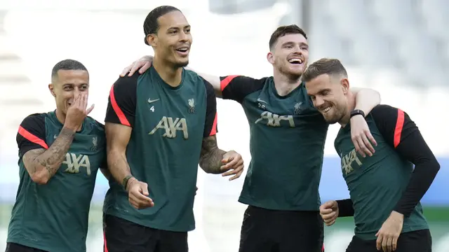 (kanan ke kiri) Pemain Liverpool Jordan Henderson, Andrew Robertson, Virgil van Dijk, dan Thiago bercanda saat sesi latihan di Stade de France, Saint Denis, Prancis, 27 Mei 2022. Liverpool dan Real Madrid membuat persiapan terakhir mereka sebelum saling berhadapan dalam pertandingan sepak bola final Liga Champions. (AP Photo/Manu Fernandez)