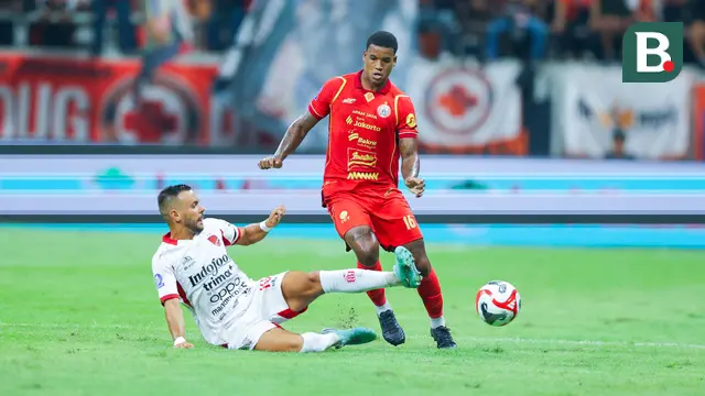 Pemain Persija Jakarta, Alan Cardoso, berusaha melewati pemain Bali United, Mirza Mustafic, dalam lanjutan BRI Super League 2025/2026 di Jakarta International Stadium (JIS), Minggu (14/9/2025) malam WIB. (Bola.com/M Iqbal Ichsan)