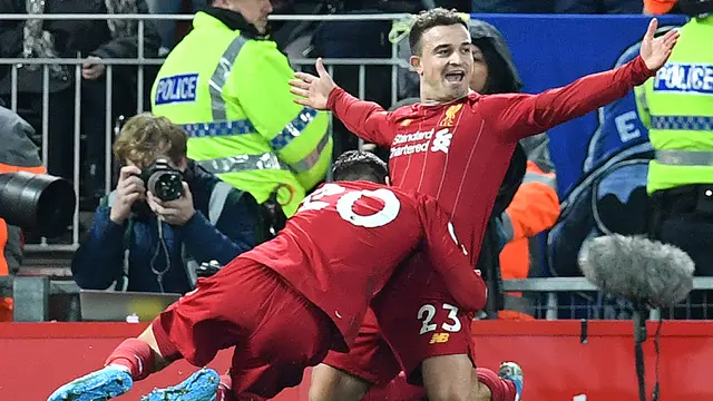 Selebrasi gelandang Liverpool, Xherdan Shaqiri (kanan) setelah menjebol gawang Everton pada laga Liga Inggris 2019/2020 di Anfield Stadium, Liverpool (4/12/2019). Xherdan Shaqiri didatangkan Liverpool pada awal musim 2018/2019 dari Stoke City yang terdegradasi di akhir musim 2017/2018. Bersama Liverpool ia bertahan selama 3 musim dengan total tampil dalam 63 laga di semua ajang dengan torehan 8 gol dan 9 assist. (AFP/Paul Ellis)