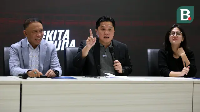 Ketua Umum PSSI, Erick Thohir ditemani wakil ketua umum PSSI 1, Zainudin Amali (kiri) dan wakil ketua umum PSSI 2, Ratu Tisha memberikan keterangan kepada wartawan saat konferensi pers mengenai pembentukan yayasan PSSI dan perwasitan Indonesia di GBK Arena, Senayan, Jakarta, Kamis (22/06/2023). (Bola.com/Bagaskara Lazuardi)