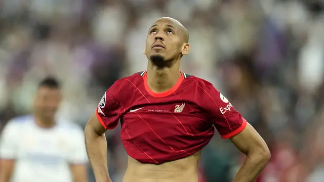 Ekspresi pemain Liverpool Fabinho setelah pertandingan sepak bola final Liga Champions antara Liverpool dan Real Madrid di Stade de France, Saint Denis, Prancis, 28 Mei 2022. Real Madrid menang 1-0. (AP Photo/Manu Fernandez)