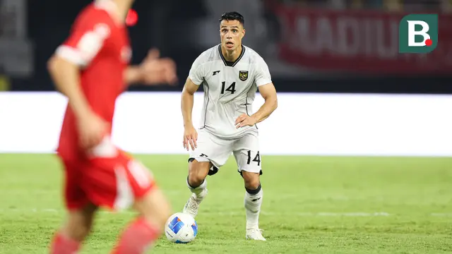 Gelandang Timnas Indonesia, Joey Pelupessy, saat melawan Timnas Lebanon dalam laga FIFA Matchday 2025 di Stadion Gelora Bung Tomo, Surabaya, Senin (8/9/2025). (Bola.com/Abdul Aziz)