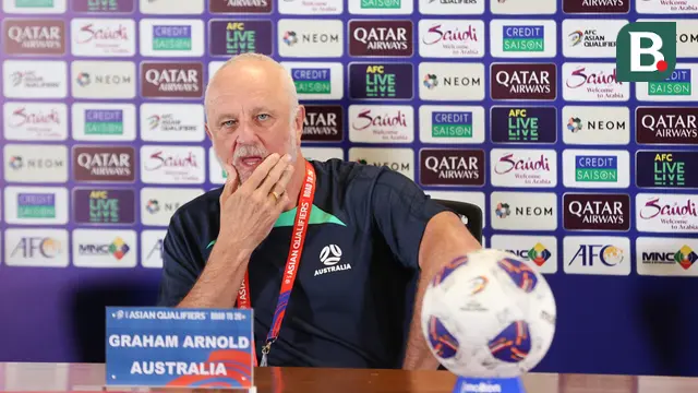 Pelatih kepala Timnas Australia, Graham Arnold menghadiri konferensi pers jelang laga kualifikasi Piala Dunia 2026 menghadapi Indonesia di Ruang Konferensi Pers Stadion Utama Gelora Bung Karno (SUGBK), Senayan, Jakarta, Senin (9/9/2024). (Bola.com/Abdul Aziz)