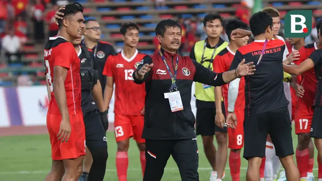 Selebrasi pelatih Indra Sjafri bersama para pemain Timnas Indonesia U-22 setelah berakhirnya laga semifinal cabor sepak bola SEA Games 2023 menghadapi Vietnam di Olympic National Stadium, Phnom Penh, Kamboja, Sabtu (13/5/2023). Timnas Indonesia menang 3-2 dan memastikan lolos ke partai final. (Bola.com/Abdul Aziz)