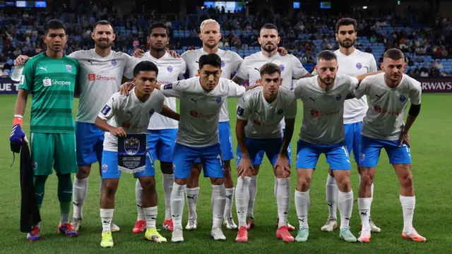 Para pemain Lion City Sailors berpose untuk foto bersama sebelum pertandingan AFC Champions League 2 2024/2025 antara Sydney FC dari Australia dan Lion City Sailors FC dari Singapura di Allianz Stadium, Sydney, pada 16 April 2025. (DAVID GRAY/AFP)
