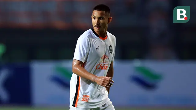 Aksi pemain Ratchaburi FC, Faiq Jefri Bolkiah, dalam pertandingan uji coba melawan Persija Jakarta yang berlangsung di stadion Patriot Candrabhaga, Bekasi, Minggu (25/6/2023). (Bola.com/M Iqbal Ichsan)