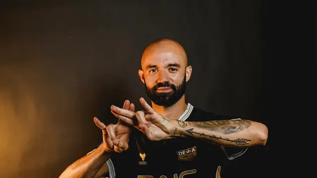 Johnathan Pereira diperkenalkan sebagai pemain baru Dewa United, Selasa (16/9/2025). (Dok. Dewa United)