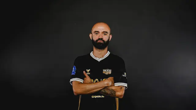 Johnathan Pereira diperkenalkan sebagai pemain baru Dewa United, Selasa (16/9/2025). (Dok. Dewa United)