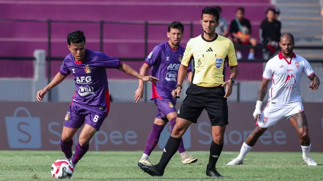 Bayu Otto (paling kiri) saat mentas bersama Persik Kediri di BRI Super League 225/2026. (Gatot Sumitro/Bola.com)