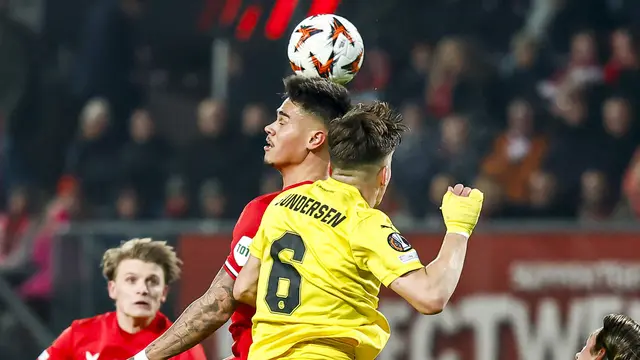Bek Timnas Indonesia, Mees Hilgers akhirnya kembali bermain full untuk klubnya, FC Twente. Pemain berdarah Manado itu sempat menepi sekitar satu bulan karena cedera hamstring. (AFP/Vincent Jannink)