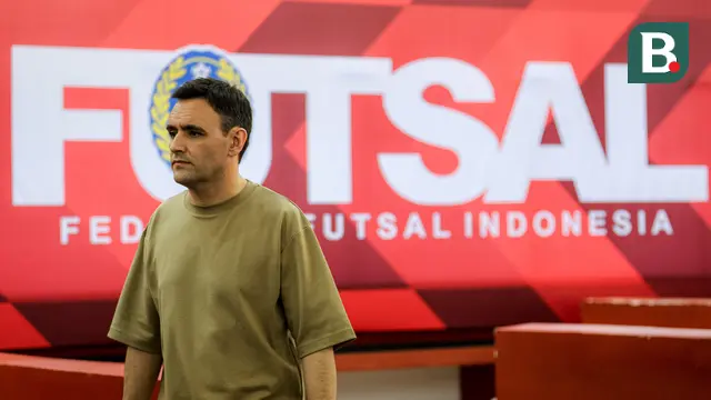Pelatih Timnas Futsal Indonesia, Hector Souto saat memasuki lapangan dalam laga lanjutan 4 Nations World Series 2025 melawan Argentina di Jakarta International Velodrome, Rawamangun, Sabtu (01/02/2025). (Bola.com/Bagaskara Lazuardi)