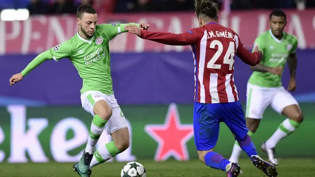 Gelandang PSV Eindhoven, Bart Ramselaar (kiri), bersaing dengan bek Atletico Madrid asal Uruguay Jose Maria Gimenez pada pertandingan Grup D Liga Champions UEFA Club Atletico de Madrid vs PSV Eindhoven di stadion Vicente Calderon di Madrid pada 23 November 2016. (JAVIER SORIANO/AFP)