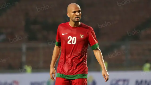 Sergio van Dijk merupakan pemain keturunan Indonesia-Belanda yang memiliki reputasi mentereng di Liga Australia. Ia akhirnya mendapatkan status WNI pada 2013. Van Dijk terpilih menjadi skuat Merah Putih pada ajang Piala AFF 2014 sebelum kariernya meredup. (Bola.com/Nicklas Hanoatubun)
