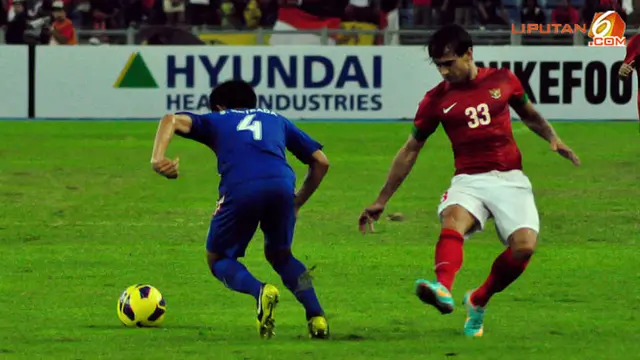Pemain Timnas Tonnie Harry Cusell berduel dengan pemain Laos, Ketsada Souksavanh dalam laga Piala AFF Suzuki 2012, di Stadion Bukit Jalil, Kuala Lumpur, Malaysia. Kamis, 25/11/2012. Pertandingan Berakhir seri 2-2.