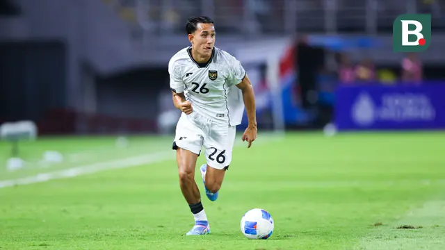 Pemain Timnas Indonesia, Miliano Jonathans, saat melawan Timnas Lebanon dalam laga FIFA Matchday 2025 di Stadion Gelora Bung Tomo, Surabaya, Senin (8/9/2025). (Bola.com/Abdul Aziz)