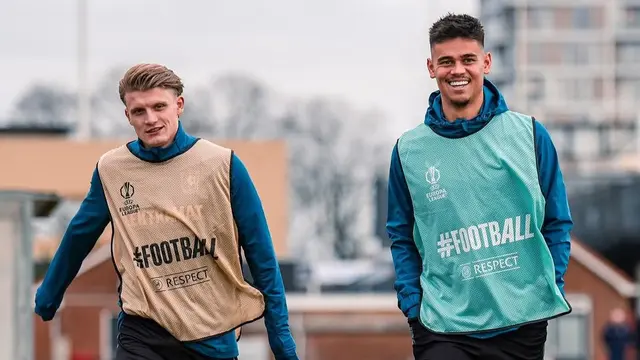 Mees Hilgers (kanan) sudah berlatih dengan FC Twente, Rabu (30/1/2025). (Dok. FC Twente)