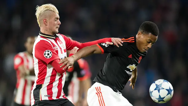 Pemain PSV, Maxime Lestienne (kiri), berebut bola dengan pemain MU, Anthony Martial, dalam pertandingan Grup B Liga Champions yang berlangsung di Stadion Philips, Eindhoven, Belanda. Selasa (12/9/2015). (AFP Photo/ANP/Olaf Kraak)