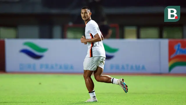 Aksi pemain Ratchaburi FC, Faiq Jefri Bolkiah, dalam pertandingan uji coba melawan Persija Jakarta yang berlangsung di stadion Patriot Candrabhaga, Bekasi, Minggu (25/6/2023). (Bola.com/M Iqbal Ichsan)
