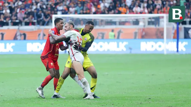 Pemain Malut United, Tyronne del Pino, dipaksa keluar lapangan oleh pemain Persija Jakarta pada laga pekan ke-3 BRI Super League di  di Jakarta International Stadium, Sabtu (23/8/2025) sore WIB. (Bola.com/M. Iqbal Ichsan)