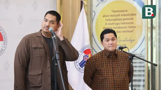 Menpora RI Dito Ariotedjo dan ketua umum PSSI, Erick Thohir memberikan keterangan kepada awak media usai kunjungan Patrick Kluivert ke kantor Kemenpora RI, Senin (13/1/2025). (Bola.com/Abdul Aziz).