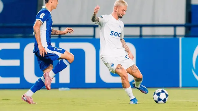 Pemain Persib Bandung, Eliano Reijnders mencoba merebut bola dari penguasaan pemain Lion City Sailors, Maxime Lestienne dalam laga perdana Grup G AFC Champions League 2 2025/2026 di Stadion Gelora Bandung Lautan Api, Bandung, Kamis (18/9/2025). (Dok. Lion City Sailors).