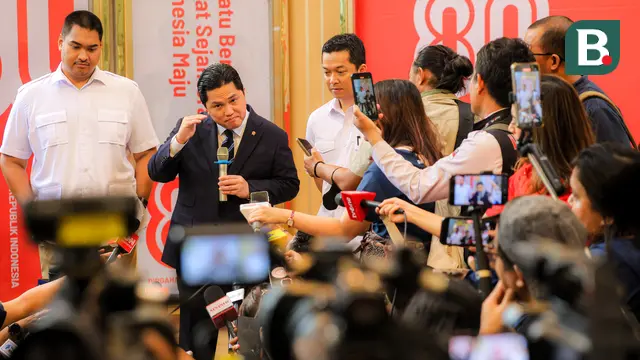 Menteri Pemuda dan Olahraga Republik Indonesia (Menpora RI) periode 2025-2029, Erick Thohir (kedua kiri) memberikan keterangan di depan wartawan setelah acara serah terima jabatan yang berlangsung di Auditorium Wisma Kemenpora, Senayan, Kamis (18/09/2025). (Bola.com/Bagaskara Lazuardi)