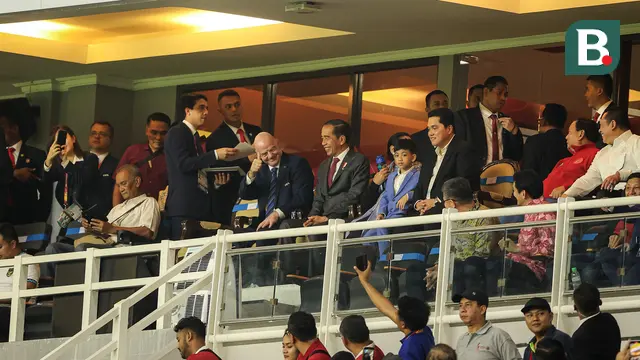Presiden RI, Joko Widodo (tengah) didampingi Presiden FIFA, Gianni Infantino serta Ketua Umum PSSI, Erick Thohir menghadiri acara pembukaan Piala Dunia U-17 2023 di Stadion Gelora Bung Tomo, Surabaya, Jumat (10/11/2023) malam WIB. (Bola.com/Bagaskara Lazuardi)
