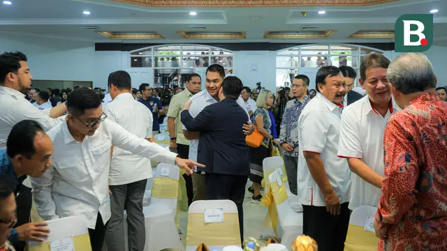 Menteri Pemuda dan Olahraga Republik Indonesia (Menpora RI) periode 2023-2025, Dito Ariotedjo (tengah kiri) berpelukan dengan Menteri Pemuda dan Olahraga Republik Indonesia (Menpora RI) periode 2025-2029, Erick Thohir dalam acara yang berlangsung di Auditorium Wisma Kemenpora, Senayan, Kamis (18/09/2025). (Bola.com/Bagaskara Lazuardi)
