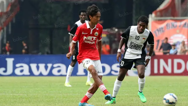 Amarzukih (kiri) saat beraksi bersama Persija Jakarta pada Trofeo Persija di Stadion Utama Gelora Bung Karno, Jakarta, Sabtu (9/4/2016). (Bola.com/Nicklas Hanoatubun)