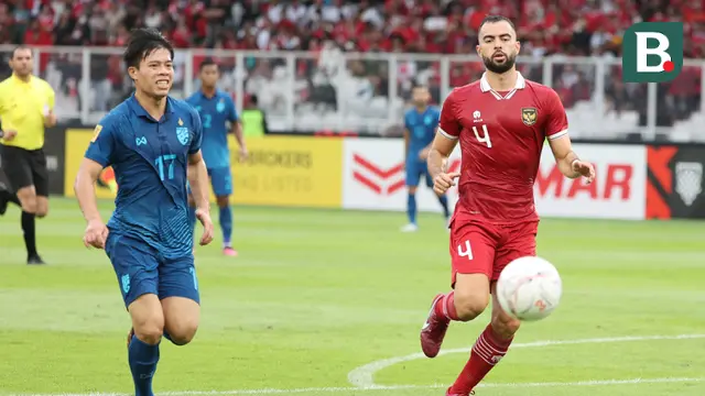 Pemain Timnas Indonesia, Jordi Amat (kanan) dan pemain Thailand, Ekanit Panya berusaha mengejar bola dalam laga matchday ketiga Grup A Piala AFF 2022 di Stadion Utama Gelora Bung Karno, Senayan, Jakarta, Kamis (29/12/2022) sore WIB. (Bola.com/Abdul Aziz)