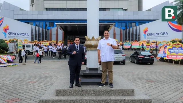 Menteri Pemuda dan Olahraga Republik Indonesia (Menpora RI) periode 2025-2029, Erick Thohir (kiri) bersalaman dengan Menteri Pemuda dan Olahraga Republik Indonesia (Menpora RI) periode 2023-2025, Dito Ariotedjo (kanan) setelah acara serah terima jabatan yang berlangsung di Auditorium Wisma Kemenpora, Senayan, Kamis (18/09/2025). (Bola.com/Bagaskara Lazuardi)