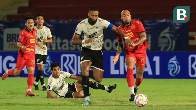 Striker asing Persija Jakarta, Gustavo Almeida, saat berusaha mempertahankan bola dari rebutan pemain PSM Makassar, Yuran Fernandes, dalam duel yang berlangsung di Stadion Sultan Agung (SSA), Bantul, Minggu (29/9/2024). (Bola.com/Radifa Arsa)