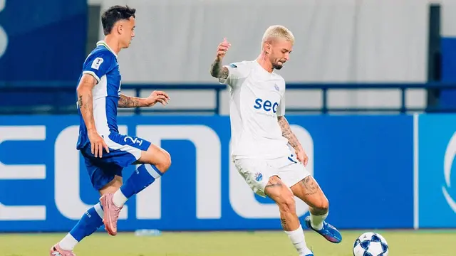 Pemain Persib Bandung, Eliano Reijnders mencoba merebut bola dari penguasaan pemain Lion City Sailors, Maxime Lestienne dalam laga perdana Grup G AFC Champions League 2 2025/2026 di Stadion Gelora Bandung Lautan Api, Bandung, Kamis (18/9/2025). (Dok. Lion City Sailors).