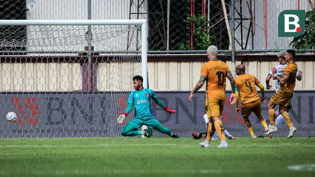 Kiper Bhayangkara FC, Aqil Savik, kebobolan gol kedua oleh pemain PSS Sleman, Hokky Caraka (kanan) pada laga pekan ke-25 BRI Liga 1 2023/2024 di Stadion PTIK, Jakarta Selatan, Kamis (22/2/2024). (Bola.com/Bagaskara Lazuardi)