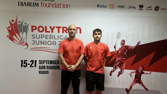 Pelatih tim bulutangkis junior Polandia, Szymon Kostka. (Bola.com/M. Adiyaksa)