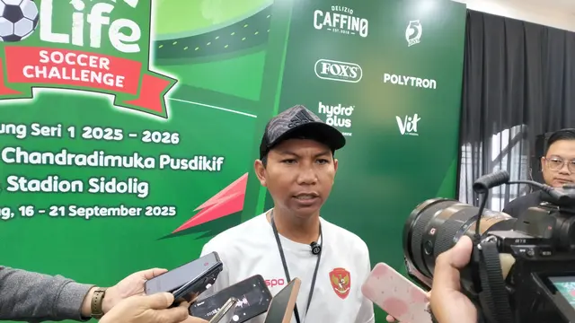 Pelatih Kepala MilkLife Soccer Challenge (MLSC) Bandung Seri 1, Fauzi Bramantio. (Bola.com/Erwin Snaz)